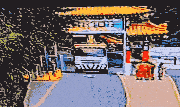 快新聞/飽受摧殘!工程車搶修卻撞花蓮太魯閣牌樓 逾60年匾額遭擊落慘況曝光