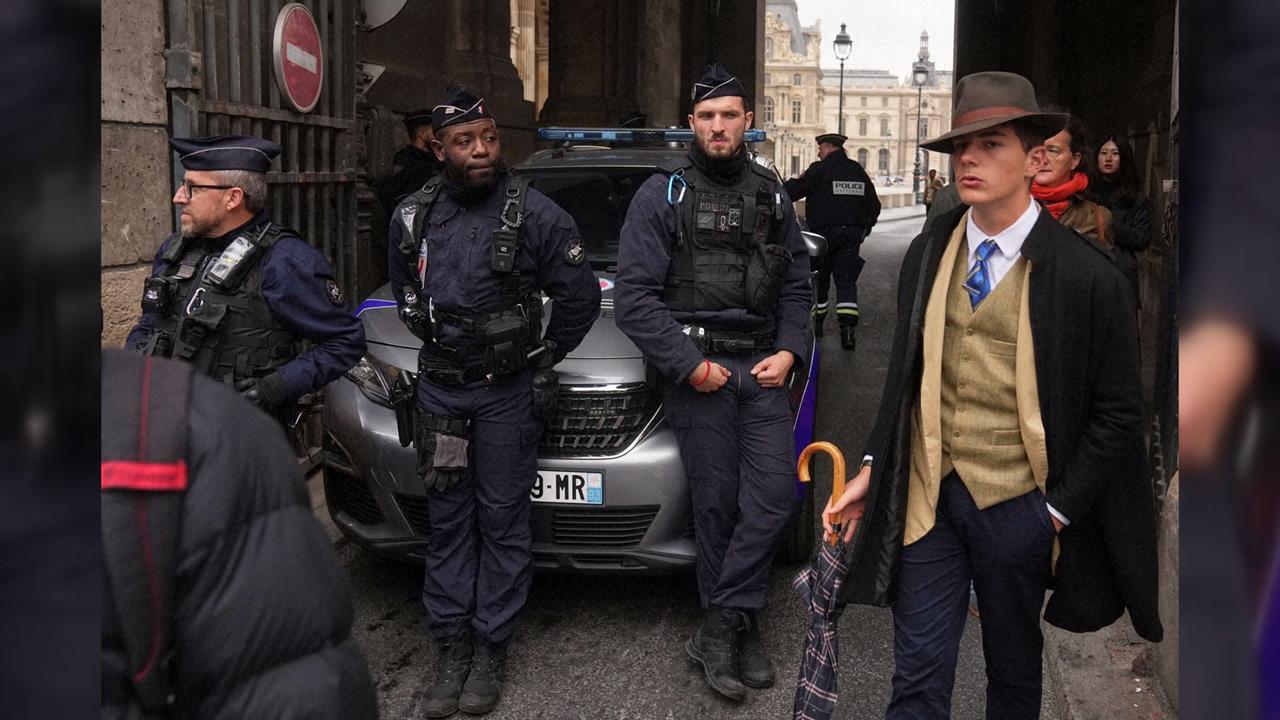 羅浮宮外「神秘男子」意外大紅 15歲偵探愛復古打扮