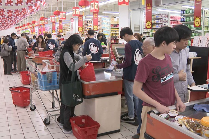 搶春節商機！除夕量販店收銀台全開備戰