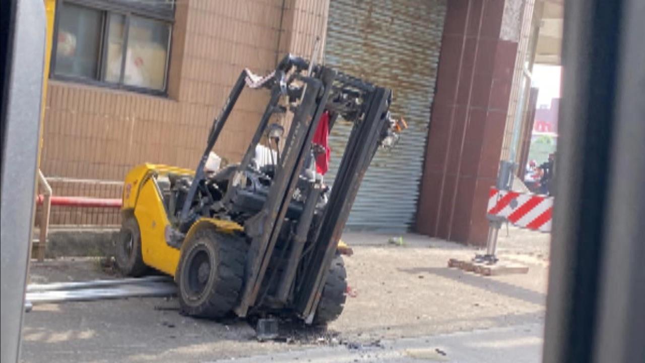 高雄海霸王傳工安意外！　工人開堆高機「連人帶車」墜地身亡