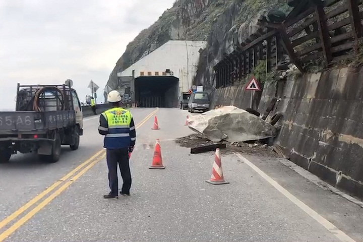 花蓮三天83震！蘇花公路落下9噸巨石癱瘓道路