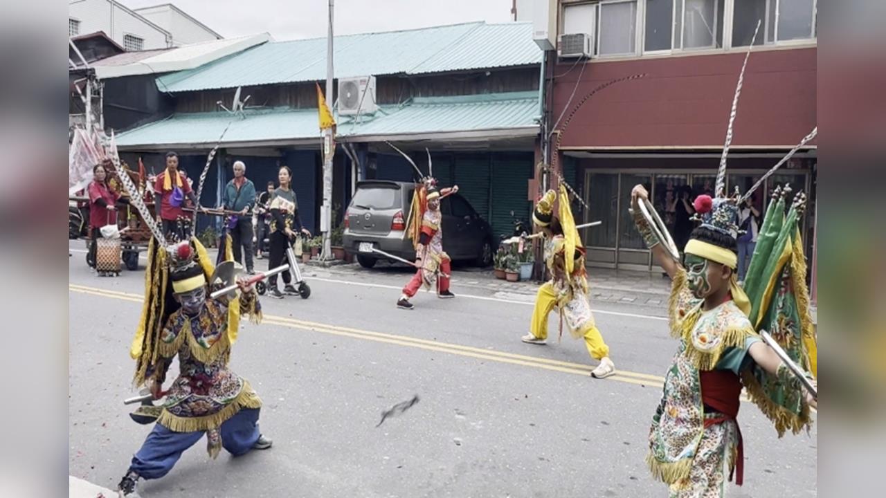 花蓮玉里媽祖遶境 千人排隊鑽轎腳.8歲童跳陣頭