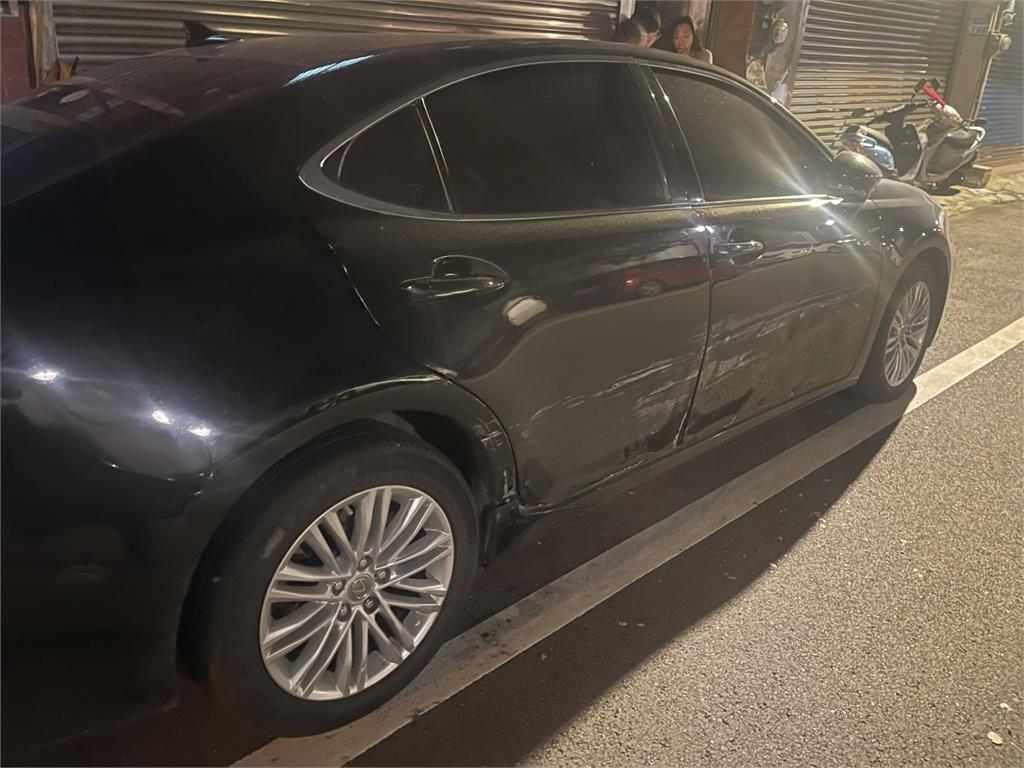 慘！車停路邊被撞凹 警掌握肇逃駕駛身分