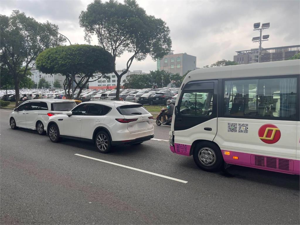 64歲男開中巴追撞 2小客車遭波及
