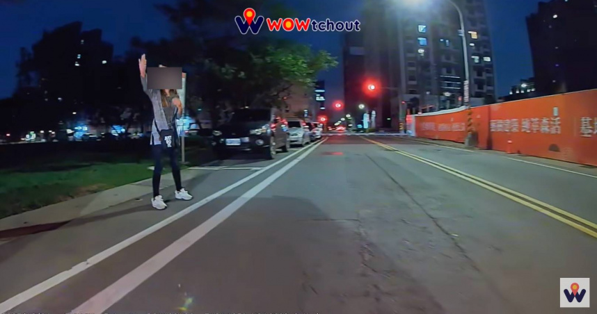 桃園女「人肉佔位」還舉手喊停!車主快狠準倒車:以為我不敢?