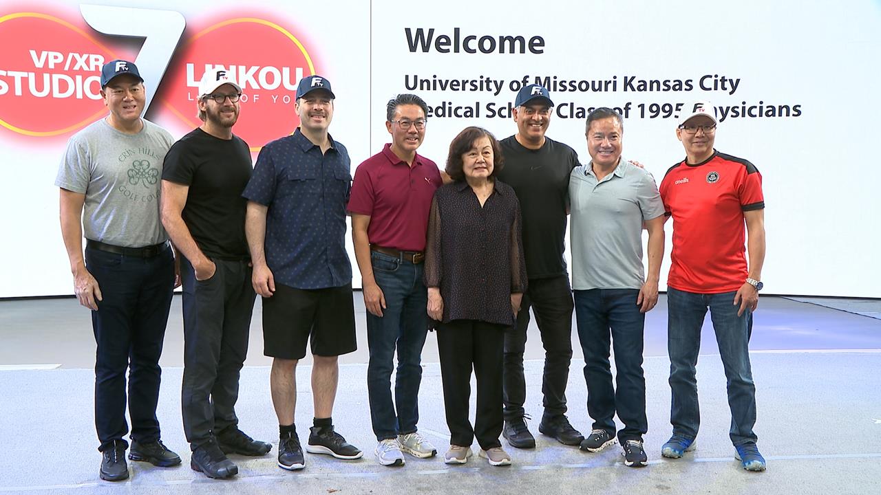 美加團訪民視電視台!看LED虛擬棚、登主播台還探班八點檔