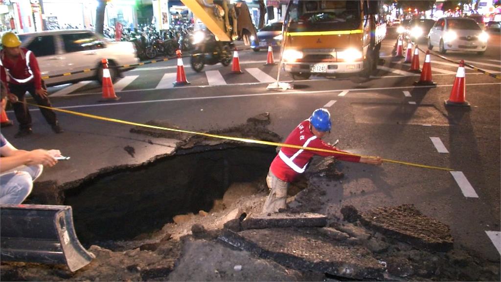 高雄路平神話又破功！坑洞害重機騎士摔