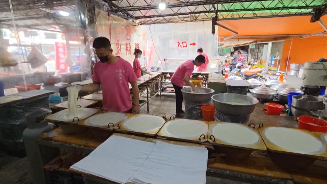 調漲買氣仍夯！潤餅皮老店大排長龍　全家出動「46爐全開」迎連假人潮