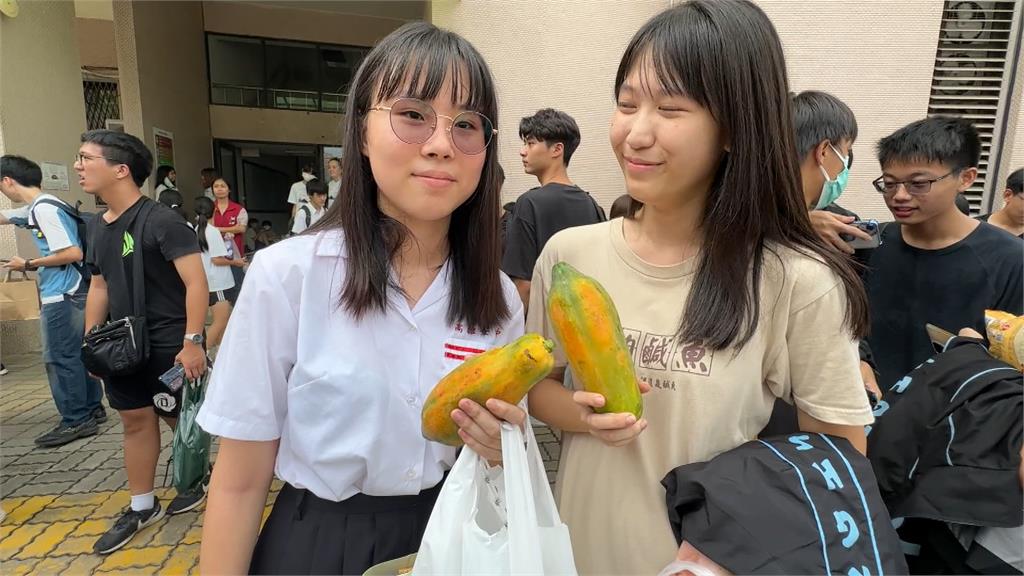 獨！高雄中學、高雄女中「飲料日」送禮拚創意　陳其邁喊沒參加過遺憾終身