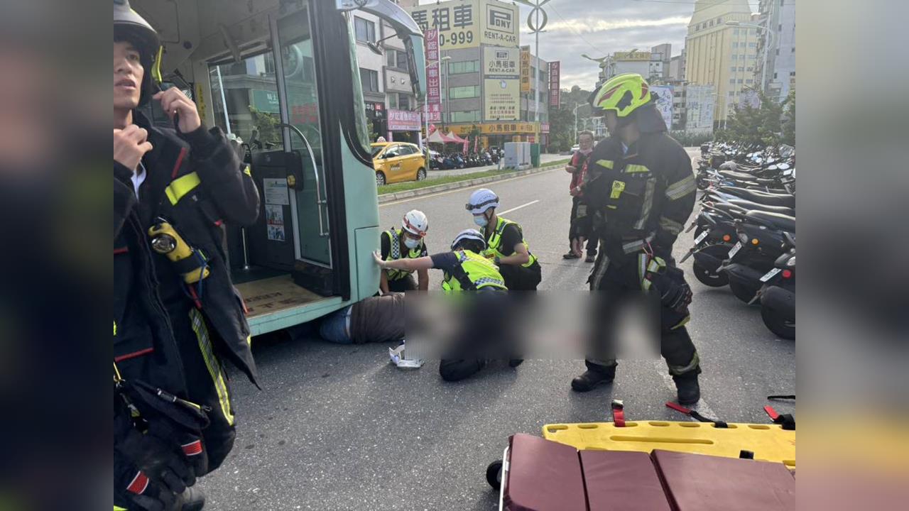 快新聞/視線死角釀禍?公車左轉未見行人 男子頭部重創命危
