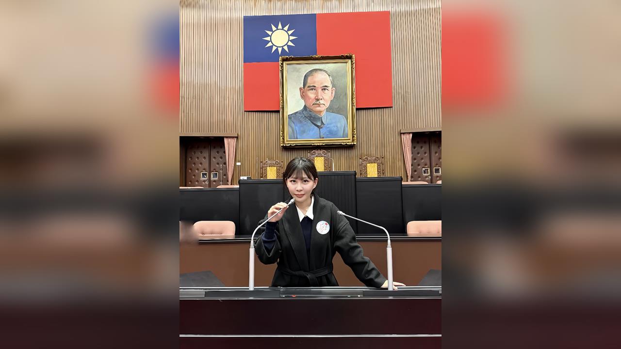 快新聞／仙塔律師認罪後復出拍片　突「現身」立院質詢台！網批：詐騙犯