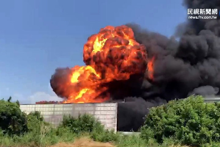 濃煙竄天際  西港工廠大火幸無人傷亡