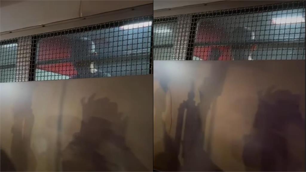 小草包圍囚車狂喊「奮戰到底」!柯文哲突起身「舉1手勢」震撼畫面曝光