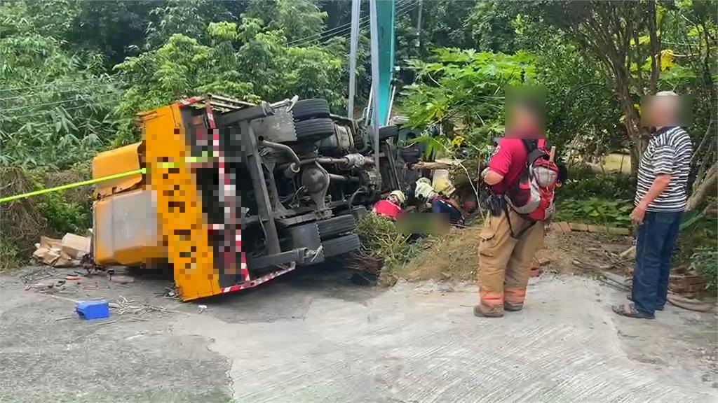 快新聞／台南工程車突翻覆！ 　維修路燈工人遭壓身亡