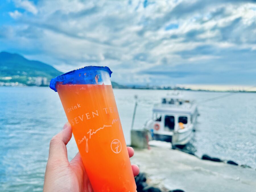 淡水一日遊！手搖飲「搭配攻略」逛街、遊船要這樣喝