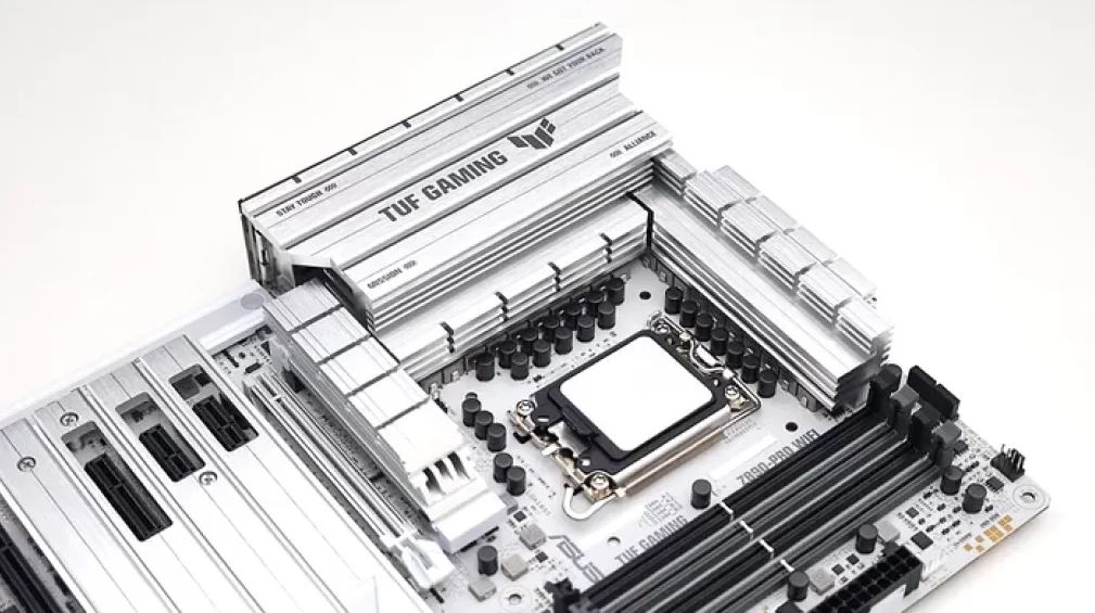 萬元出頭的銀白主機板　ASUS TUF GAMING Z890-PRO WIFI