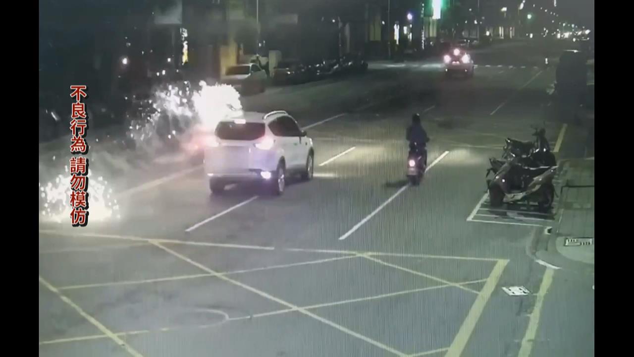 對向車在噴火？目擊民眾看傻　竟是有人開窗做「這件事」警將開罰