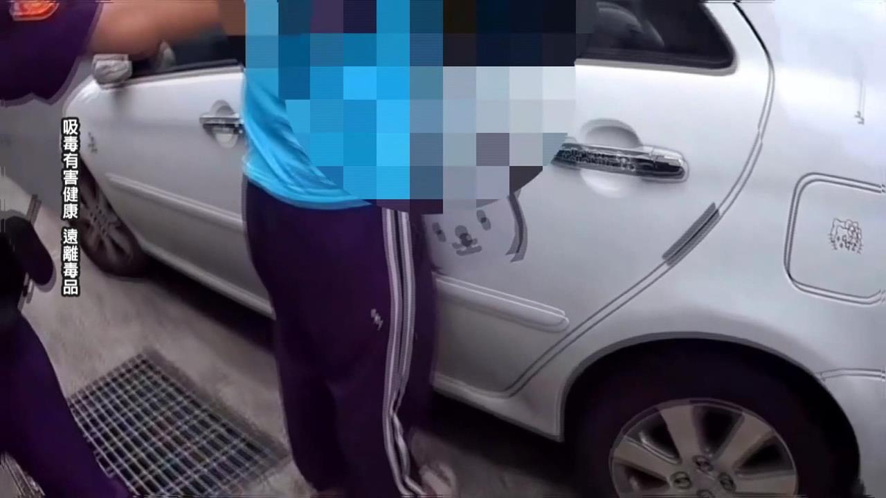 男子丟煙彈進水溝想滅證！　警掀溝蓋撈出毒品「罪證確鑿」