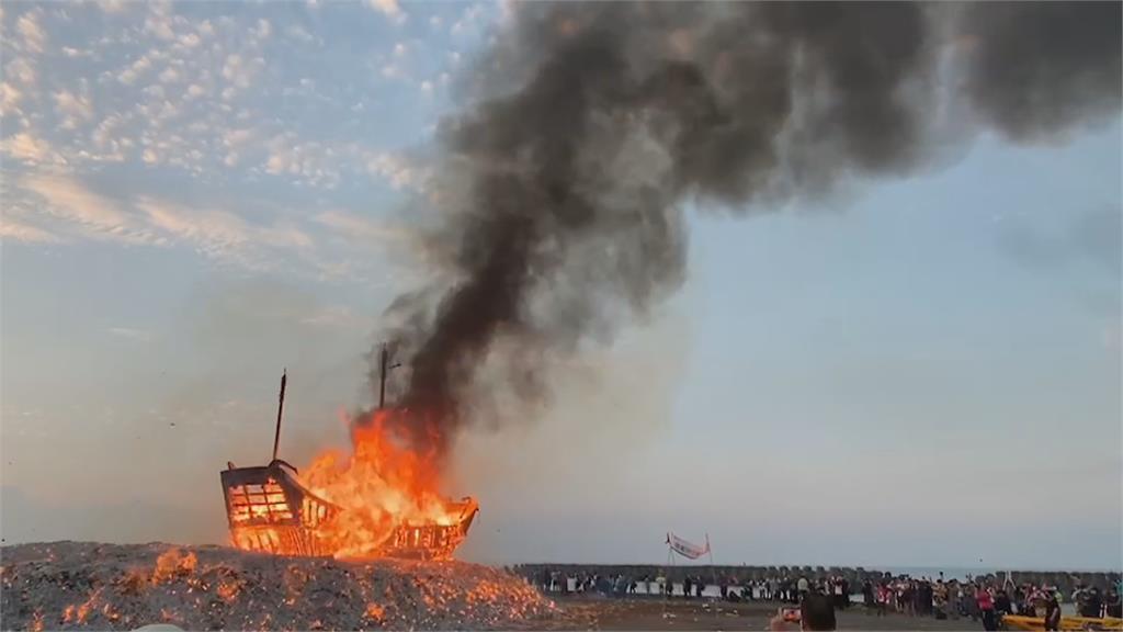 東港迎王祭重頭戲登場　數萬信眾手機紀錄「燒王船」驚嘆連連