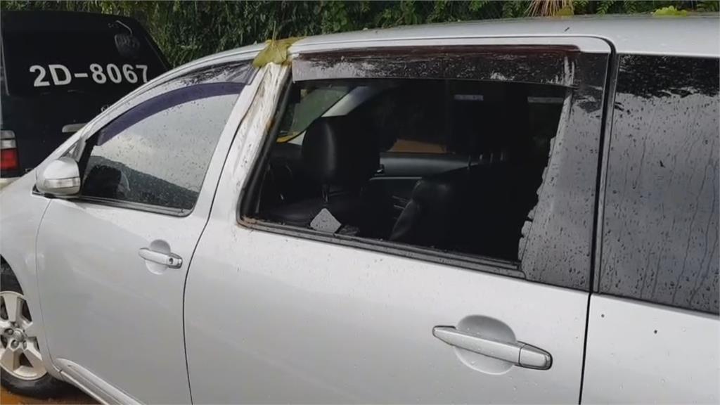 基隆連日大雨土石滑落 車輛遭砸幸無人員受傷
