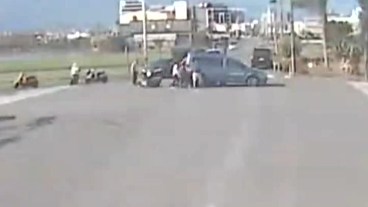 宜蘭騎士急閃迴轉車　瞬間打滑困車底...眾鄉親搶救