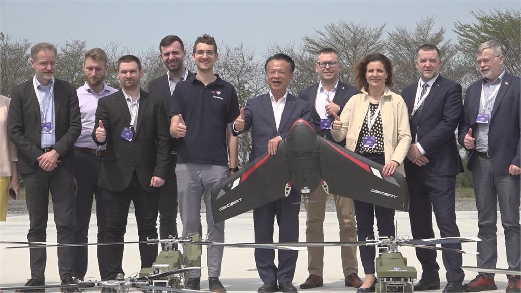 捷克訪團參訪亞創中心　盼搭建無人機合作機會