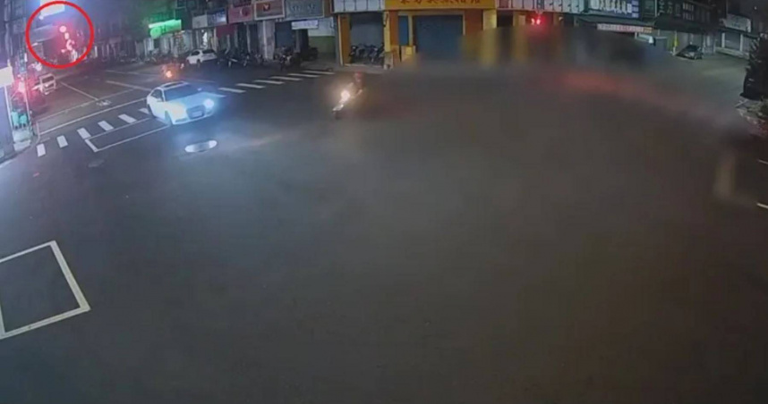 奧迪女凌晨狂飆闖紅燈!撞飛機車騎士慘死 監視器全錄下驚悚瞬間