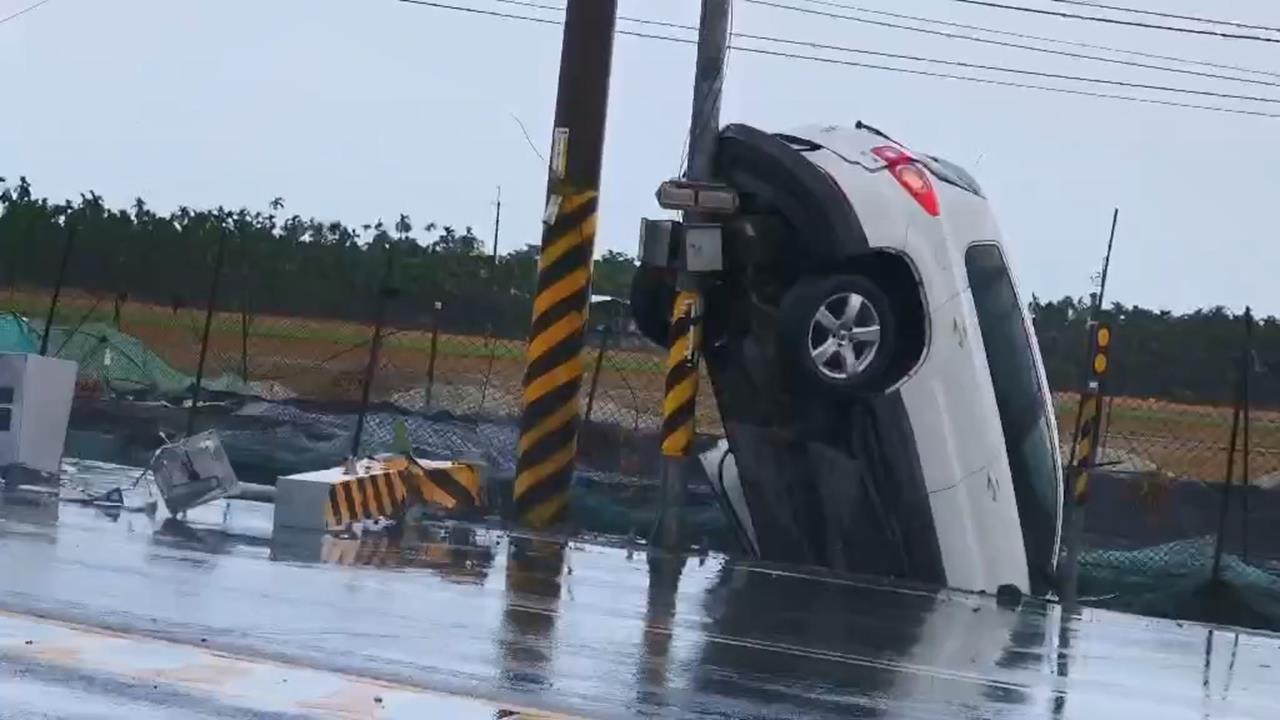 屏東女駕駛酒駕摔入水溝　整車直插水溝幸僅輕傷