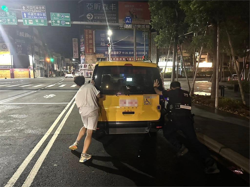 小黃深夜突拋錨卡路中 桃警合力推車助脫困