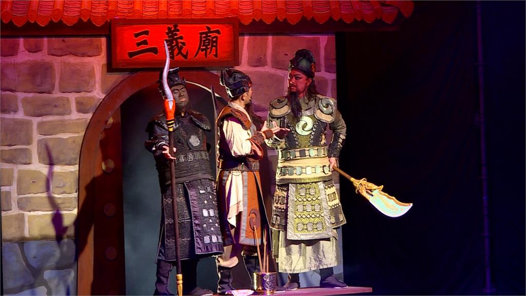 知名品牌邀紙風車義演 學童歡笑聲不斷