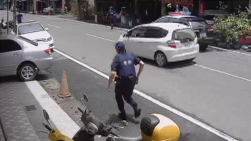 光天化日拿槍逛大街　警尾隨是「玩具槍」