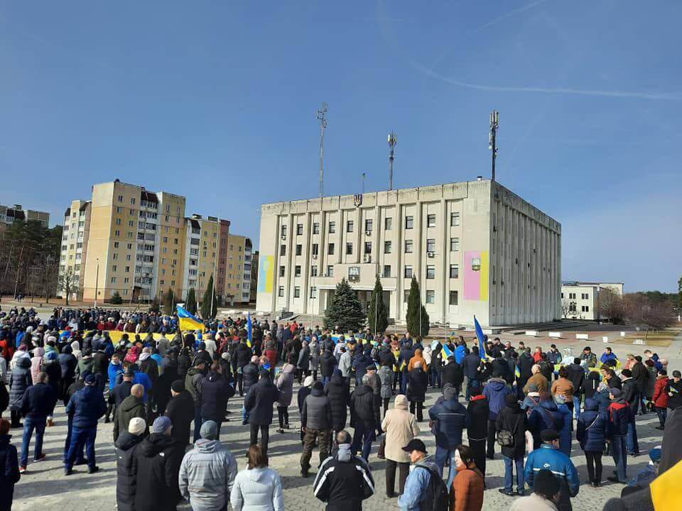 快新聞／沒在怕！烏克蘭市長被俘　市民上街抗議逼到俄軍撤退放人