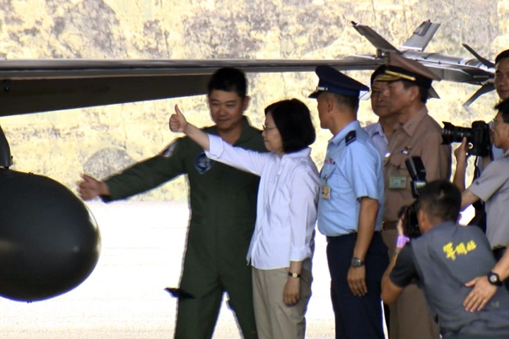 中國戰機侵門踏戶 蔡總統親自來幫空軍聯隊加油