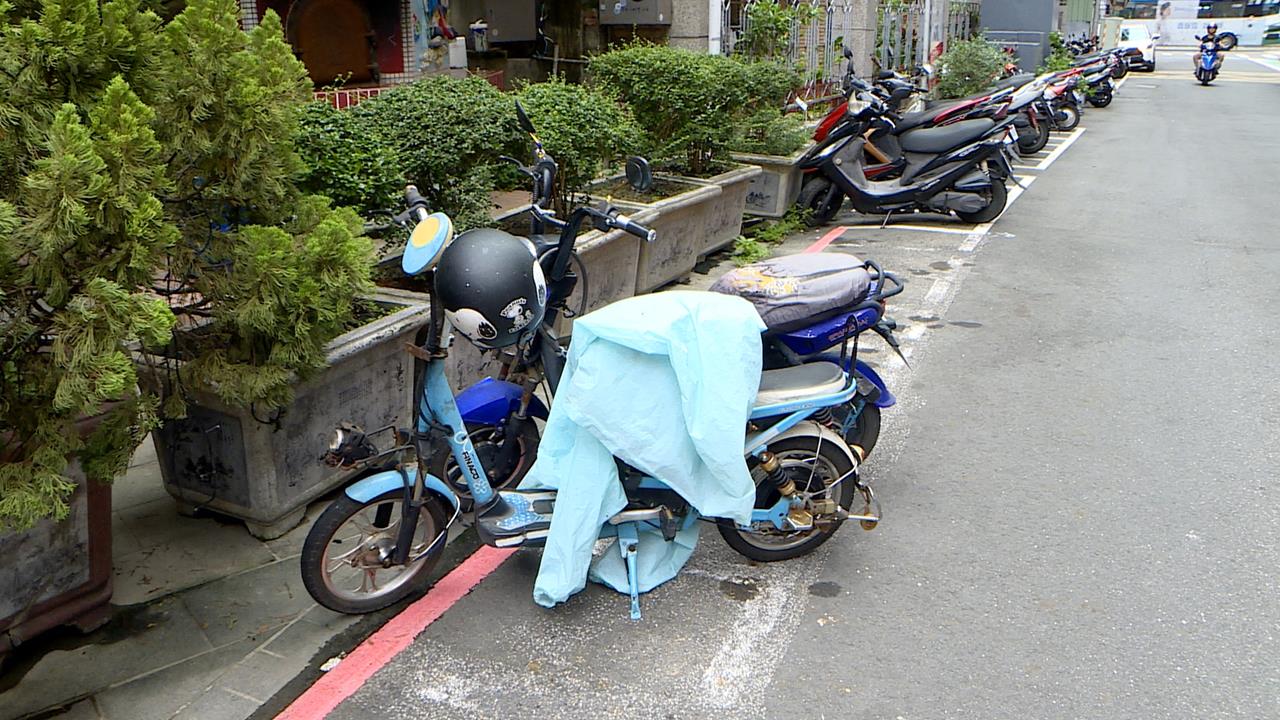 有夠盧！醉男大鬧遭扛上警車　掙扎如"泥鰍"險遭車門夾頭