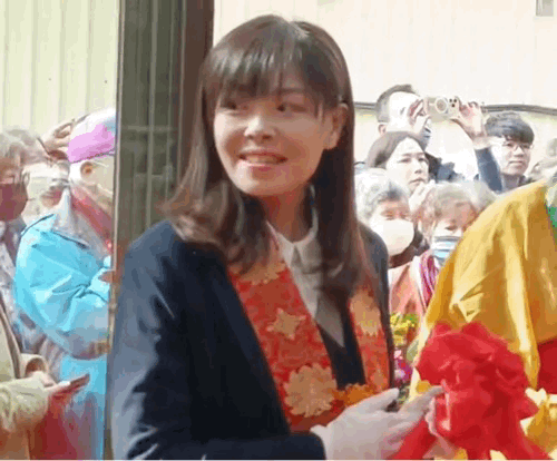 獨／高虹安頂妹妹頭新造型　出席「新竹大佛王寺孔雀明王開光大典」