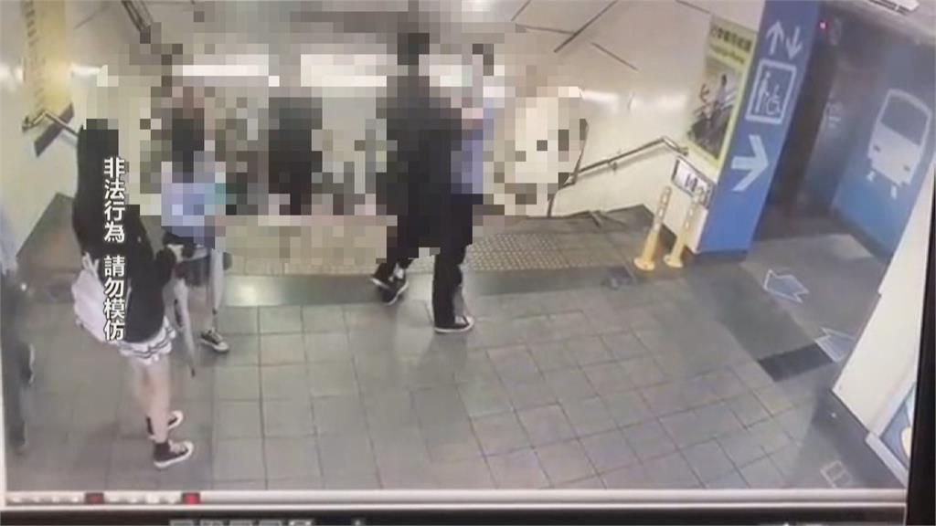 不對勁?怎麼沒保持社交距離 正義哥發現逮捷運偷拍狼