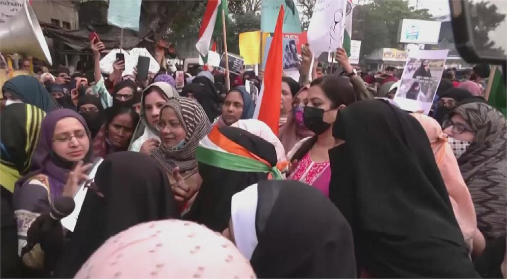 印度禁穆斯林戴頭巾上學　多地爆發示威