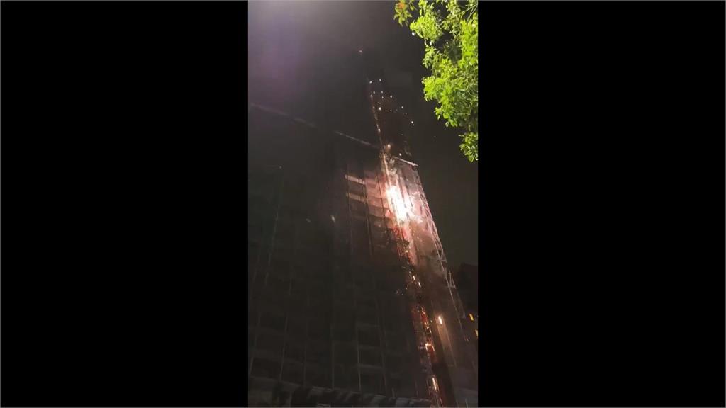 疑電線短路電箱起火！　高雄工地「火花四濺」
