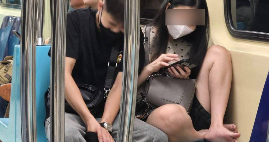 外籍女搭捷運「光腳抬腿踩椅」　陳鴻曬照痛批：該淘汰素質低的外來者