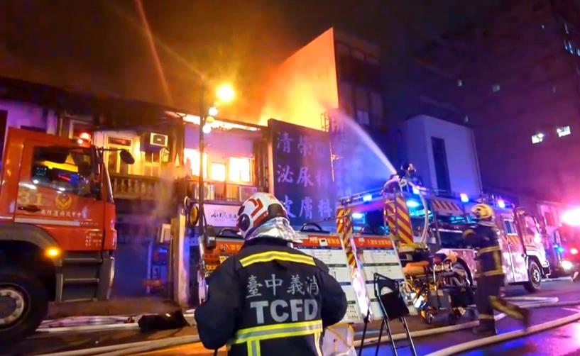 台中木造空屋延燒逾2小時　波及6戶　亂丟菸蒂釀災？　警：無人為因素介入
