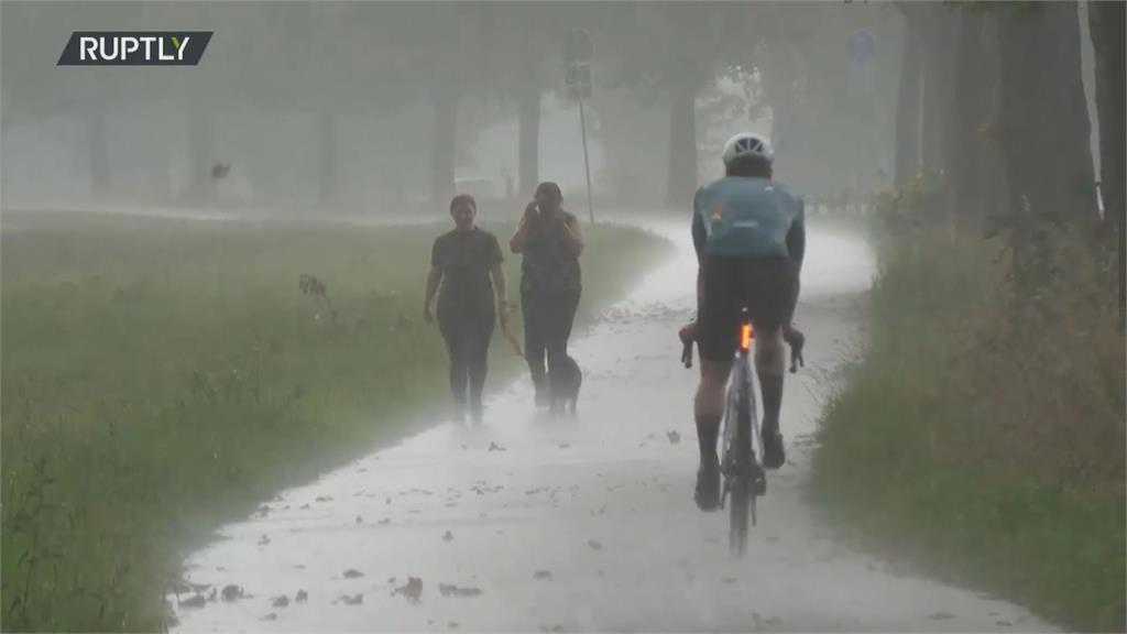 德國巴伐利亞邦現冰雹雨　車輛被迫停在路邊