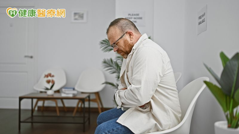 肚子悶痛一檢查巨大腫瘤阻塞腸道　醫驚揭：是免疫疾病造成