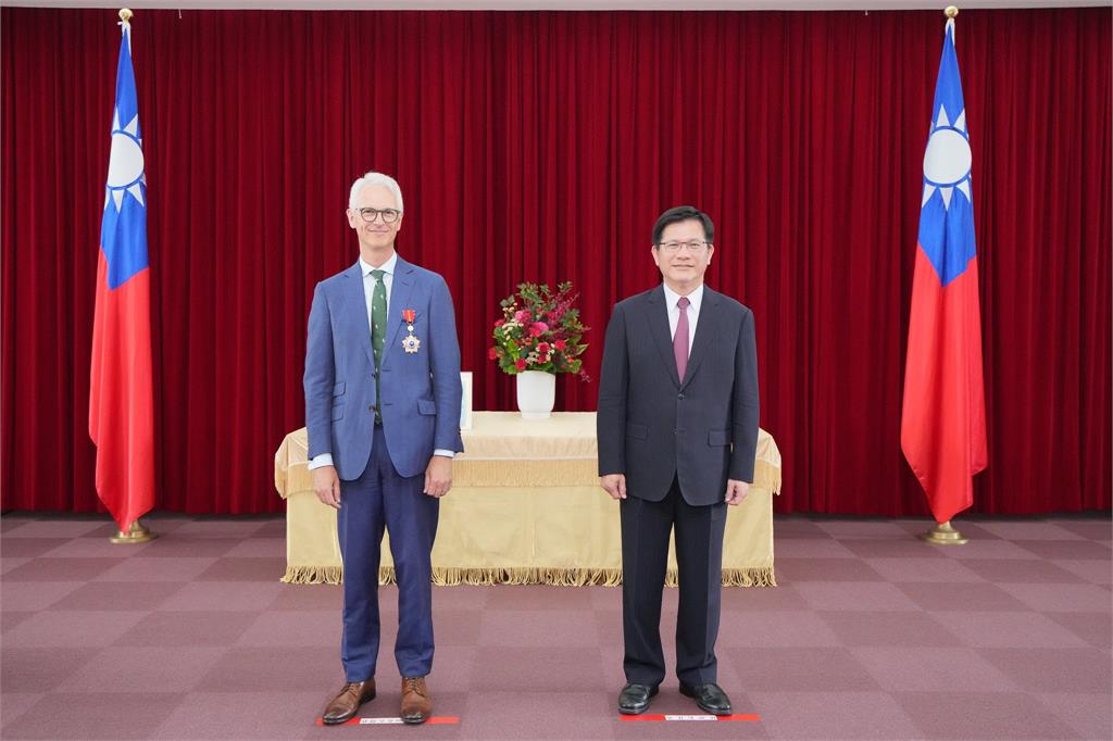 快新聞/AIT副處長柯傑民即將離任 林佳龍頒贈「睦誼外交獎章」