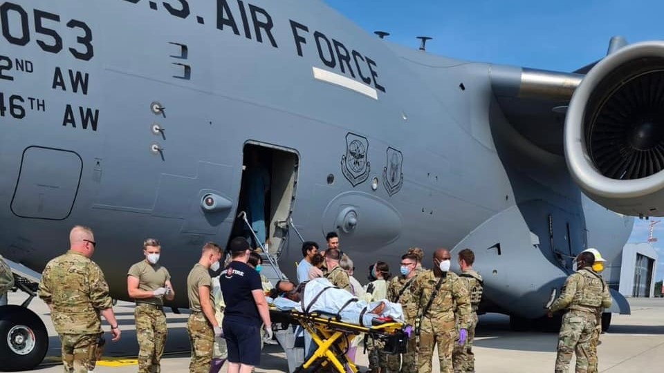 美軍C-17內誕下新生命！阿富汗孕婦撤離「併發症發作」機長神救援