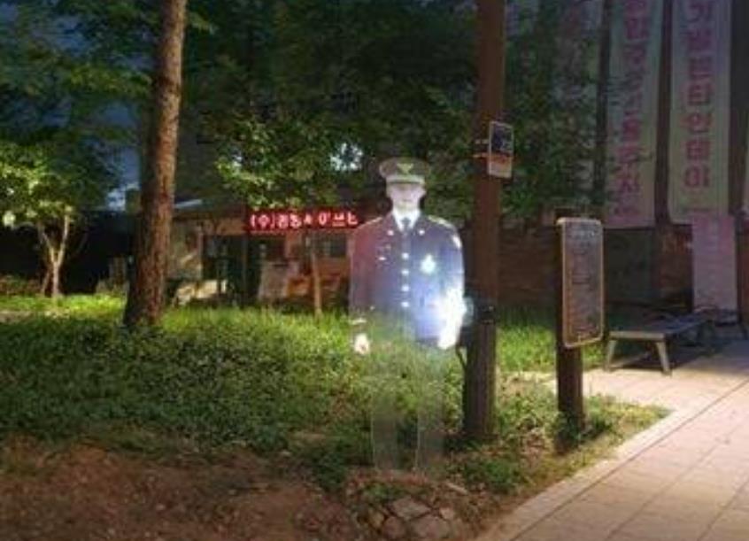 快新聞／像阿飄？南韓設虛擬警察夜守公園　網友笑：降低犯罪率但易心臟病