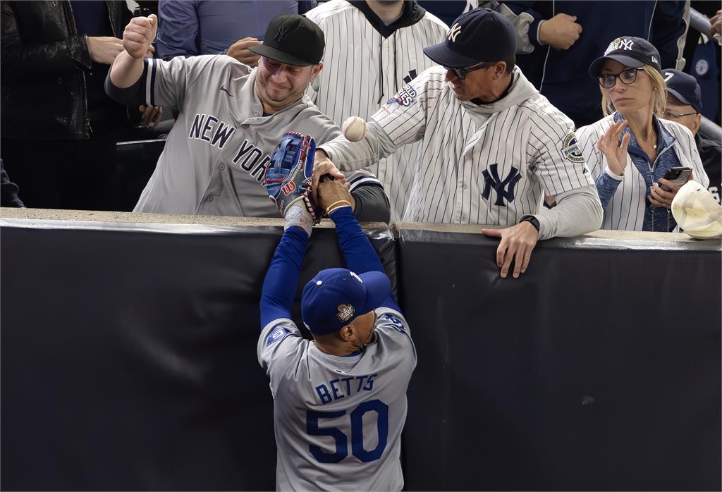 MLB(影)／回憶世界大賽遭兩位洋基球迷粗暴搶球　貝茲：我當下超想拿球砸他們