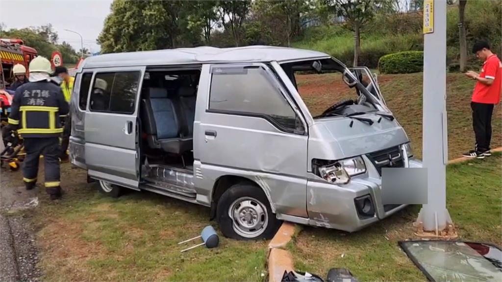 廂型車撞路緣石翻滾一圈　駕駛意識清醒、右手脫臼