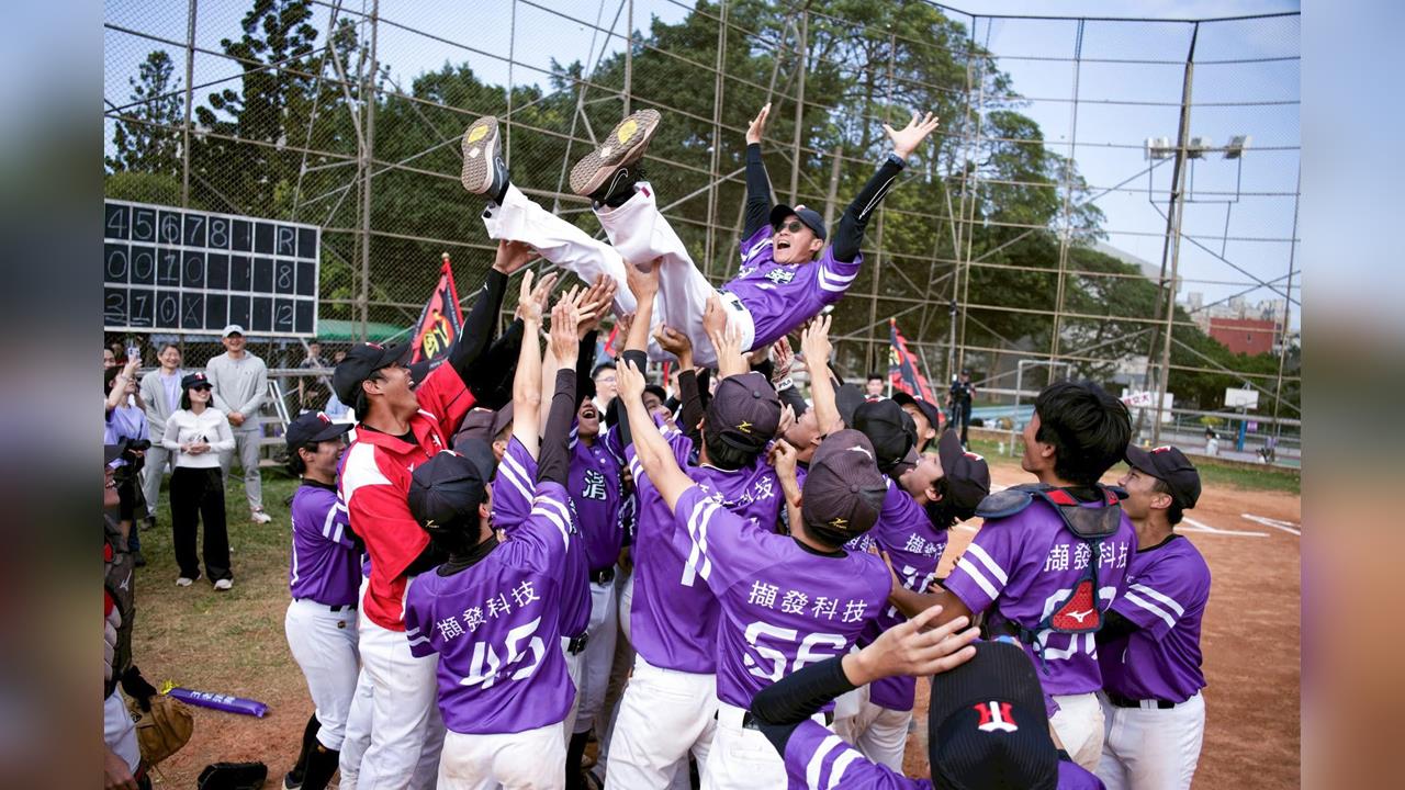 棒球／副市長最後一次被拋高高！清華陽明交大梅竹棒球賽奪勝畫下完美句點