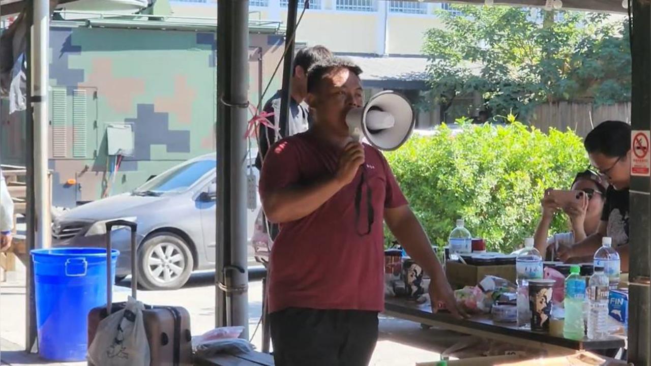 快新聞/花蓮志工幽默喊話!逗笑災民穩住秩序 物資站人潮爆滿
