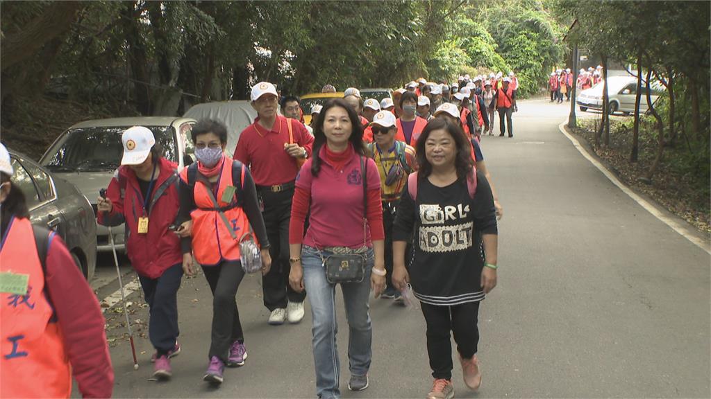 志工一對一引導登劍南山視障朋友完成千人挑戰